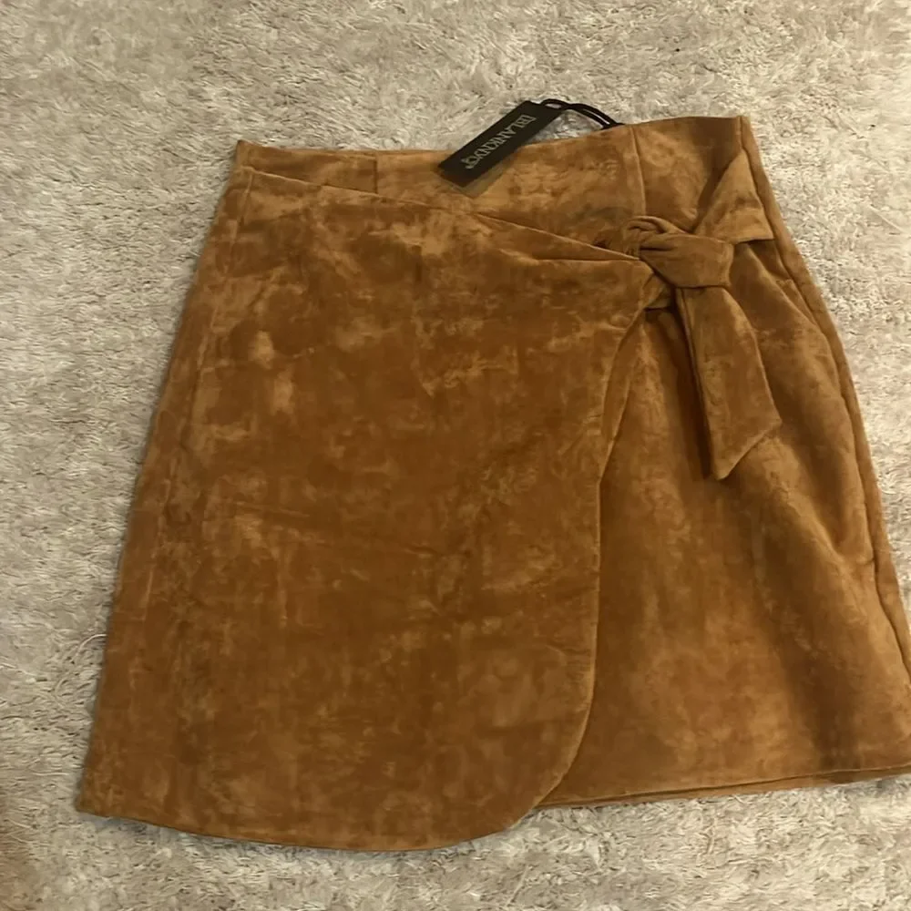 NWT BlankNYC faux suede Carmel mini skirt. Size 25 - Picture 3 of 7